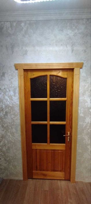 Obnalichka va obshivkalar eshik va romlar yog'ochdan yasalgan