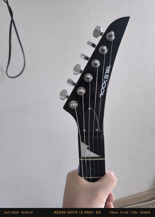 Электрогитара с кабелем