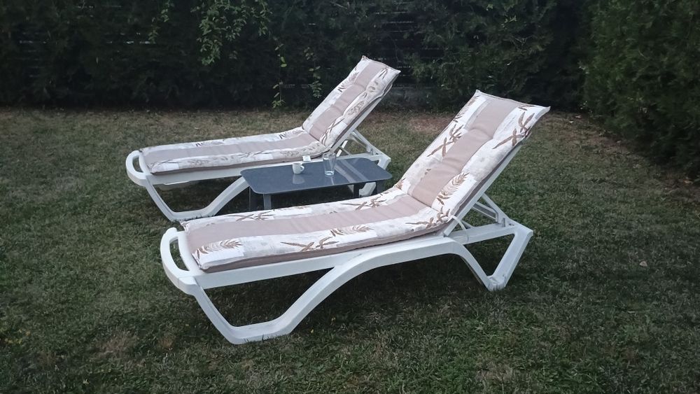 Șezlong uri cu saltea și masa de sticla