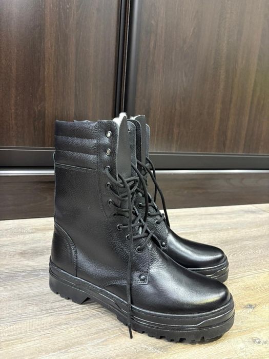 Продам ботинки с высоким бертцем