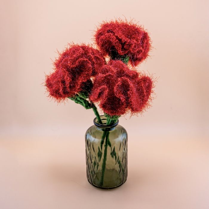 Aranjament cu flori croșetate - Garoafe roșii