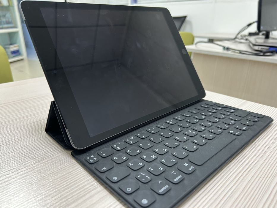Продается ipad 9, 64 g, wifi + LTE (сим), с чехлом-клавиатурой