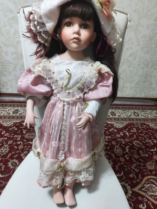 Кукла фарфоровая
