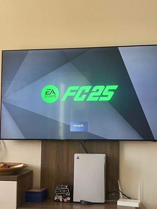 Vând PS5 cu doua manete si jocul fifa25 instalat,predau doar in persoana!