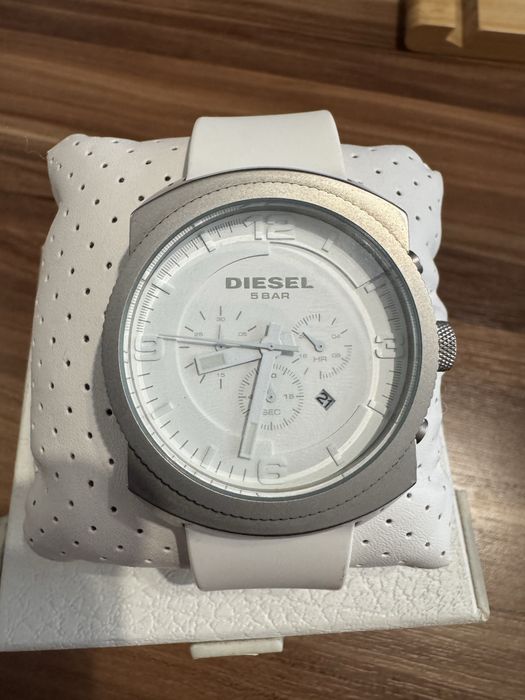 Часовник Diesel бял