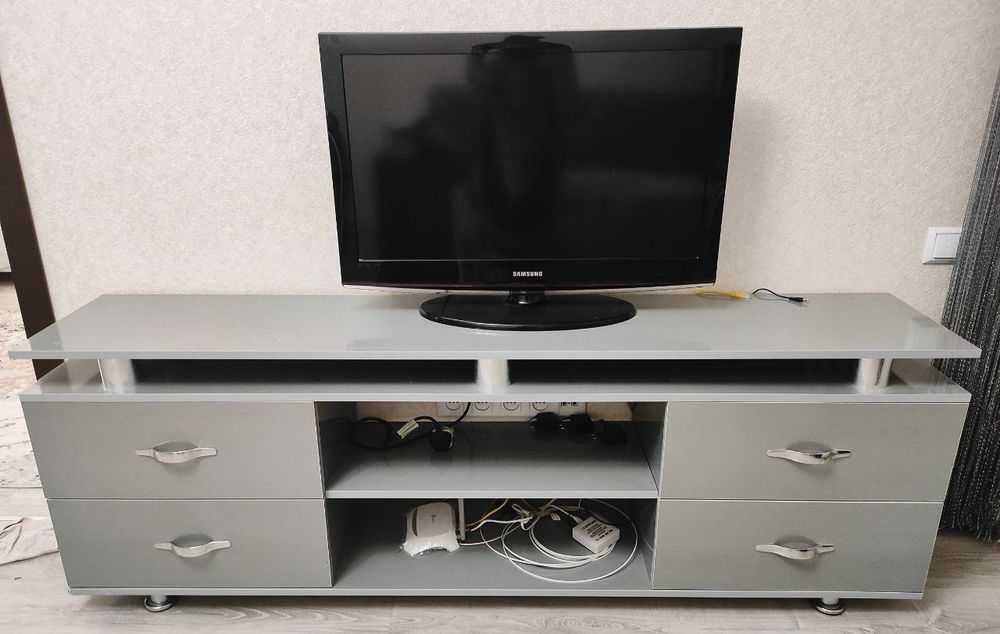 Продаётся тумба под телевизор в стиле хай-тек. Стального цвета.