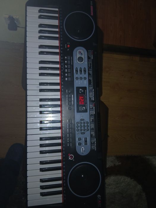 Vând orga 60 de clape