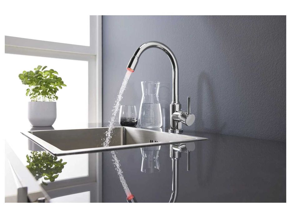 LED смесител за кухненска мивка въртящ се на 360 Хром Черен