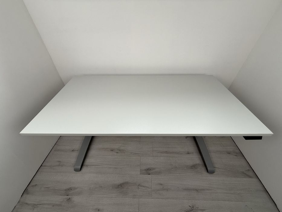 Бюро електрическо регулируем подходящо за домашен офис и бизнес среда