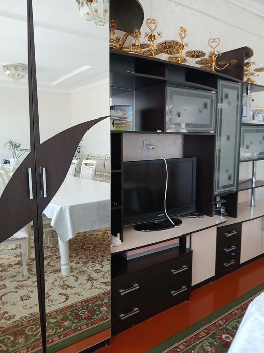 Стол,стулья,стенка