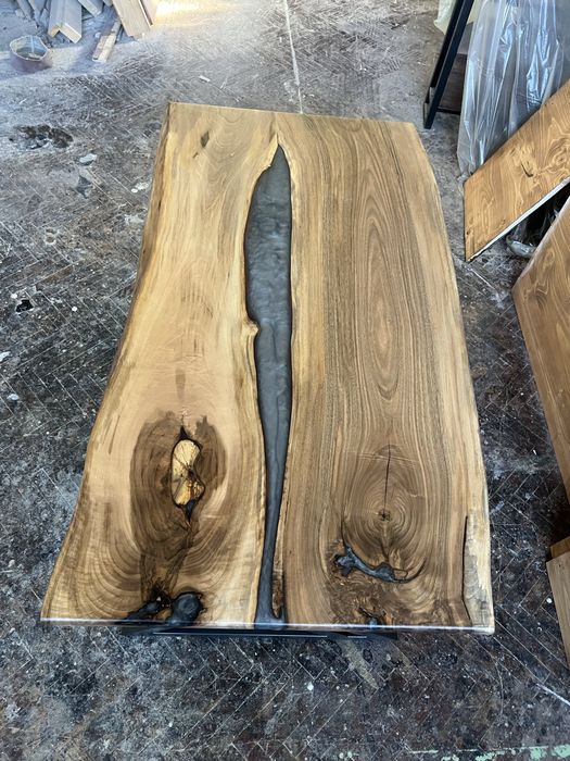 Уникална трапезна маса от орех и епоксидна смола