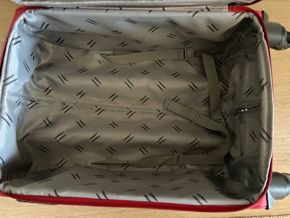 Продам чемодан размер средний