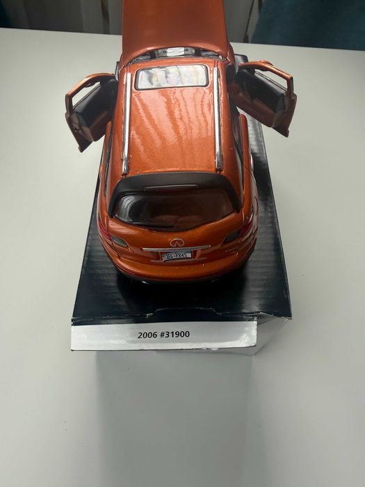 Machetă colecție auto Infiniti FX45 2005 1/24