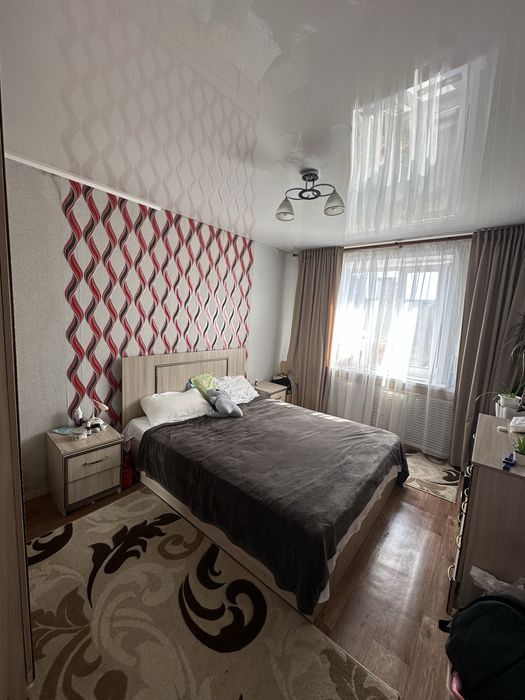 Спальный гаринитур , кровать