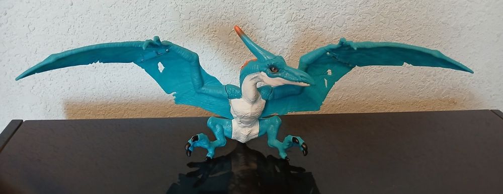 Игрушка динозавр.