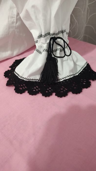 Ie tradițională cu motive florale țesute