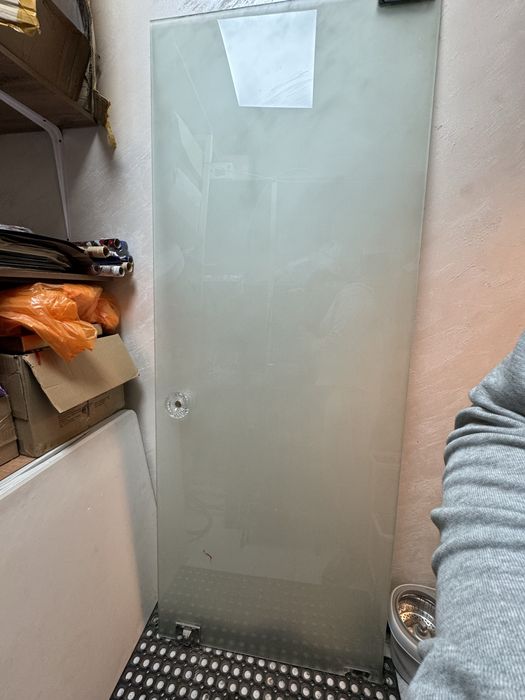 Дверь из коленного стекла