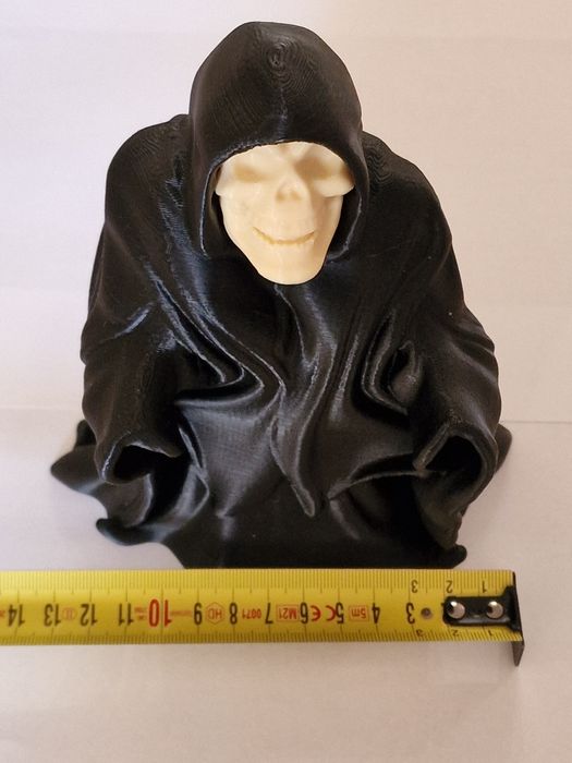 Хелолуин фигурка на покривало с вадещ се череп и гръбначен стълб