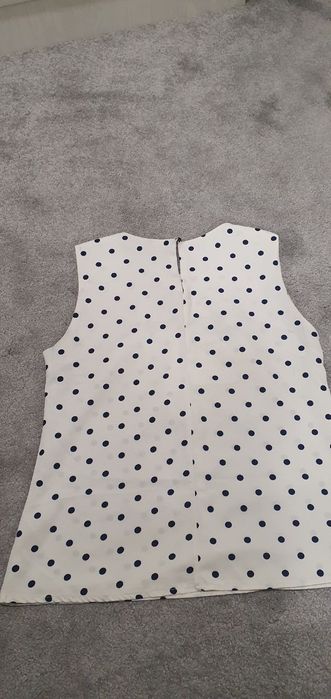 Белая майка в синий горошек