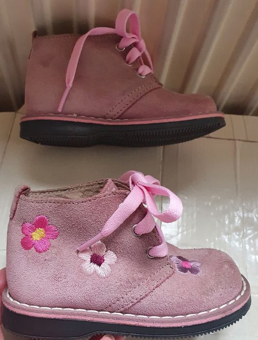Ghete noi C&A Baby Club, nr. 21, piele întoarsă cu broderie