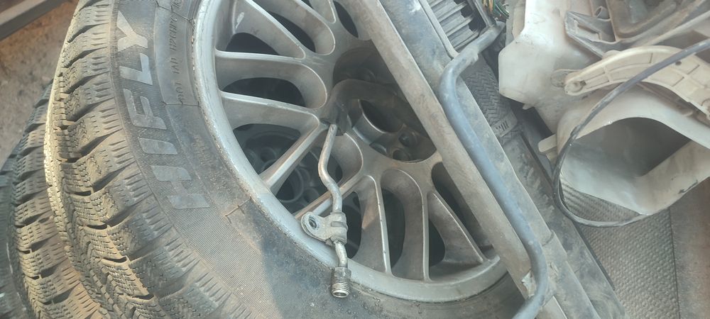 Продам резину 215 55R16