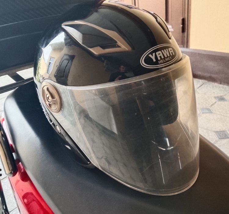 Yawa moto shlem sotiladi