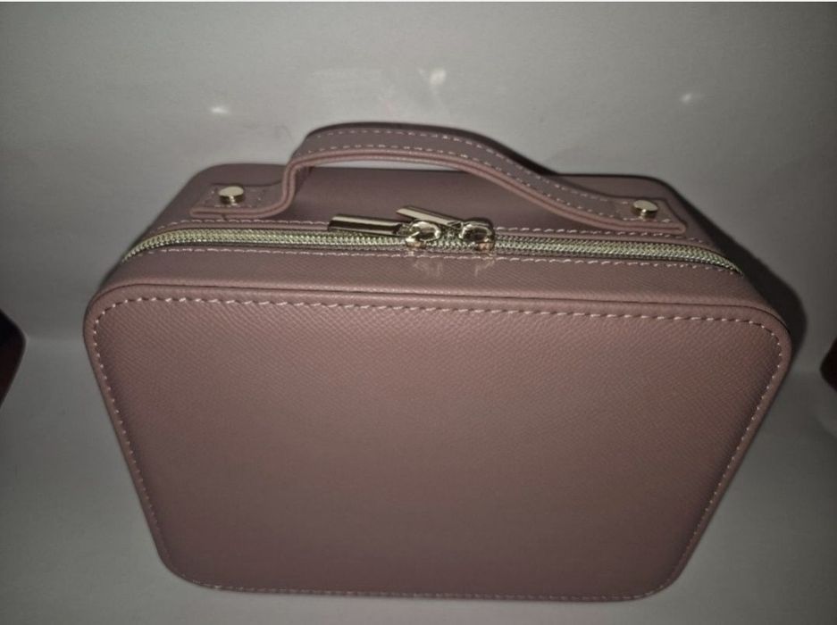 Cutie make up/cosmetice cu oglindă luminoasă Avon Vanity Case
