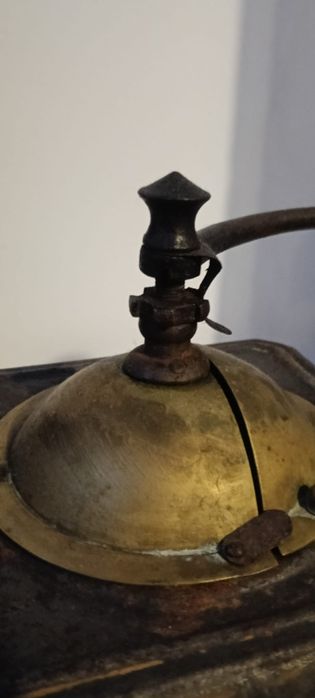 Râșniță de cafea antică.