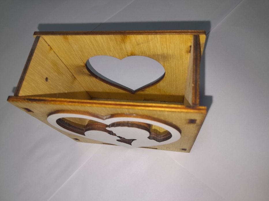 Cutie handmade din lemn ideală pentru îndrăgostiți