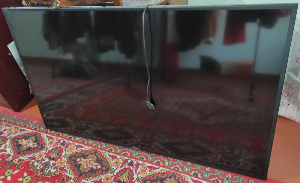 Телевизор Sony Bravia 3D (на запчасти) повреждён экран