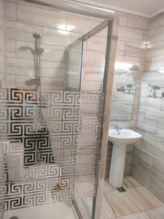 Închiriez pe 4 luni apartament utilat nou, cu 2 camere,în bloc nou