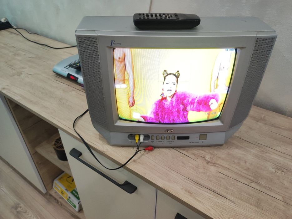 Продавам малък телевизор