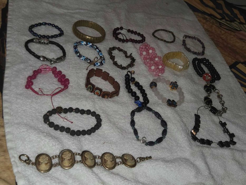 Lot vintage de 19 bratari diverse