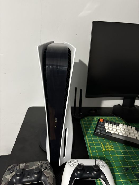 Vând PS5 + jocuri originale  Vând consola PS5, în stare foarte bună, împreună cu 2 controllere DualSense și jocurile din poze