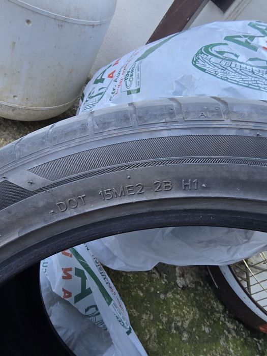 Vand anvelope pe 2 dimensiuni 295 35 20 si 255 40 20