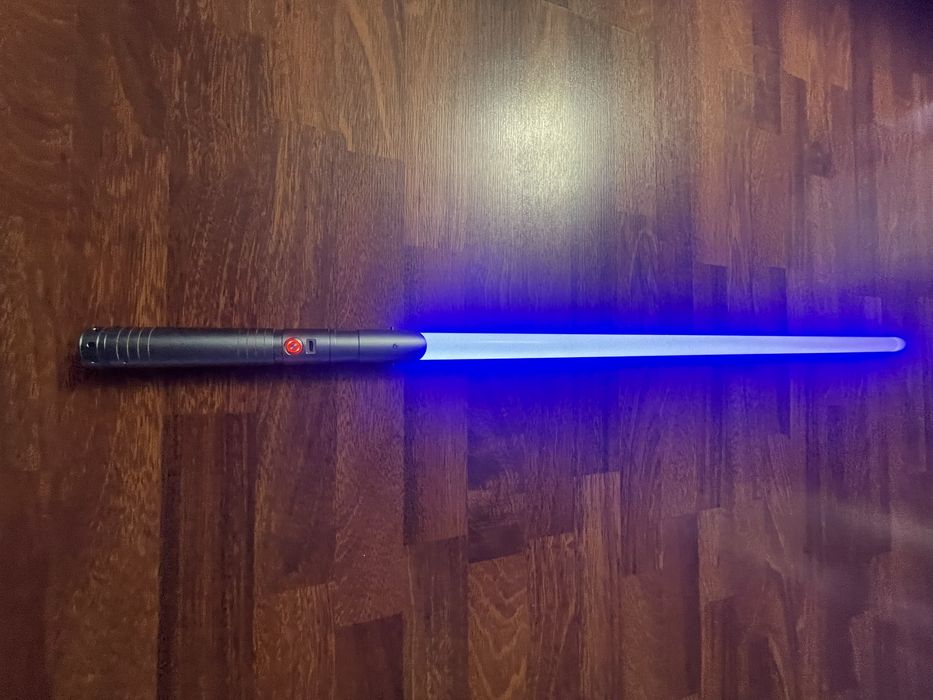 Se vinde sabie laser