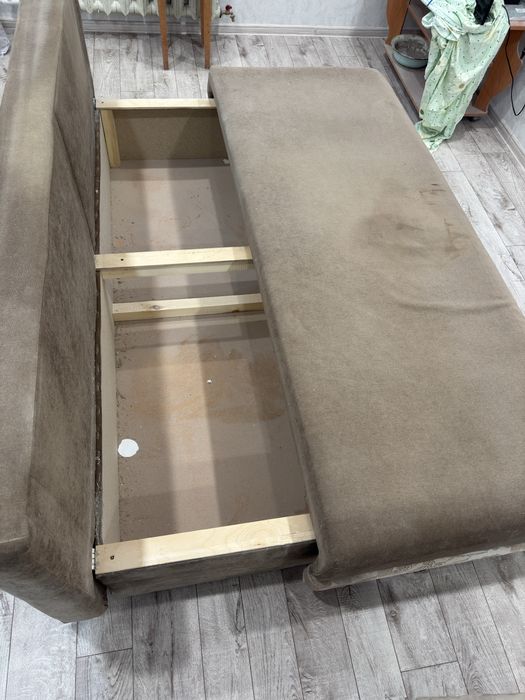 Старый раскладной диван