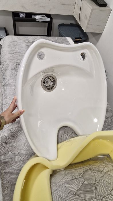 Керамична бяла мивка за монтаж към измивна колона