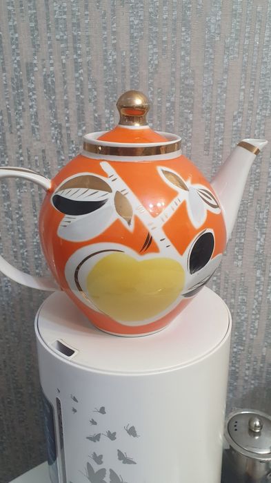 Продам фарфоровый чайник"Яблоко"