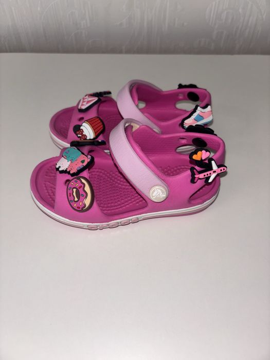 Продам оригинальные crocs с джиббитсами