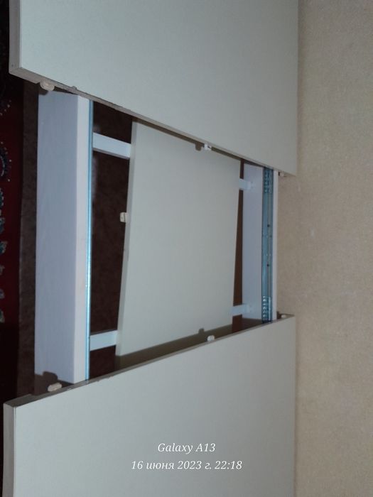 Гостинный стол вместительный