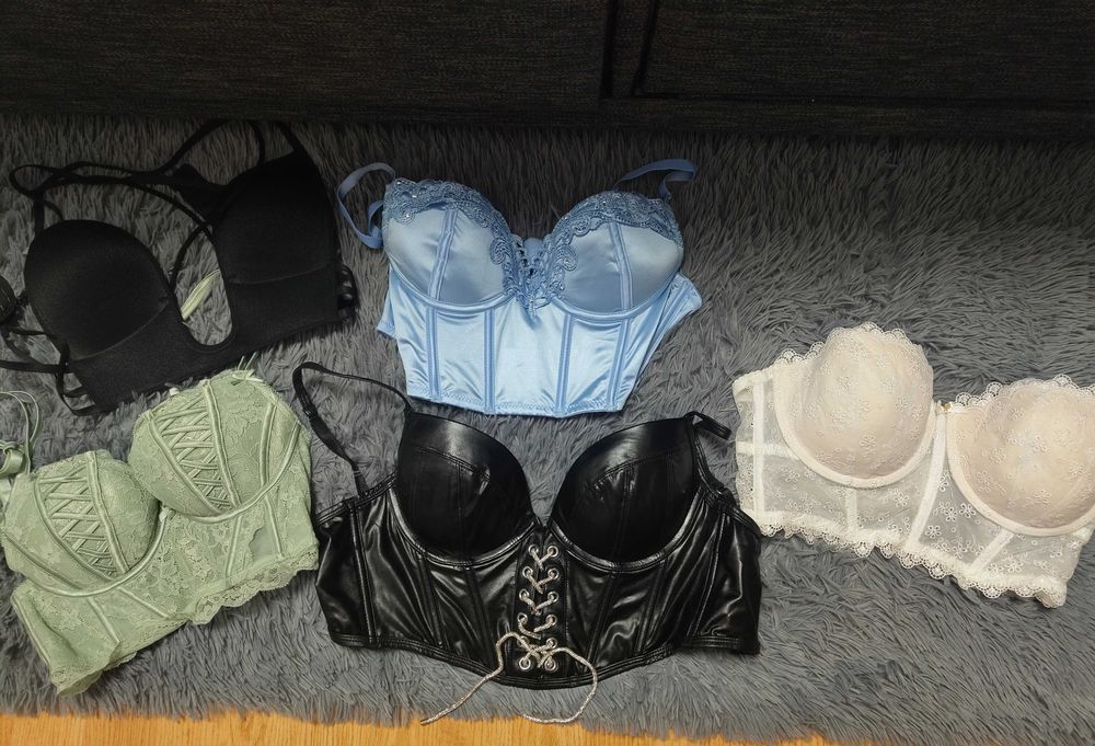 Сутиени тип корсет