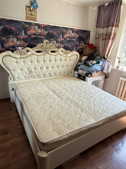 Двуспальную кровать с матрасом
