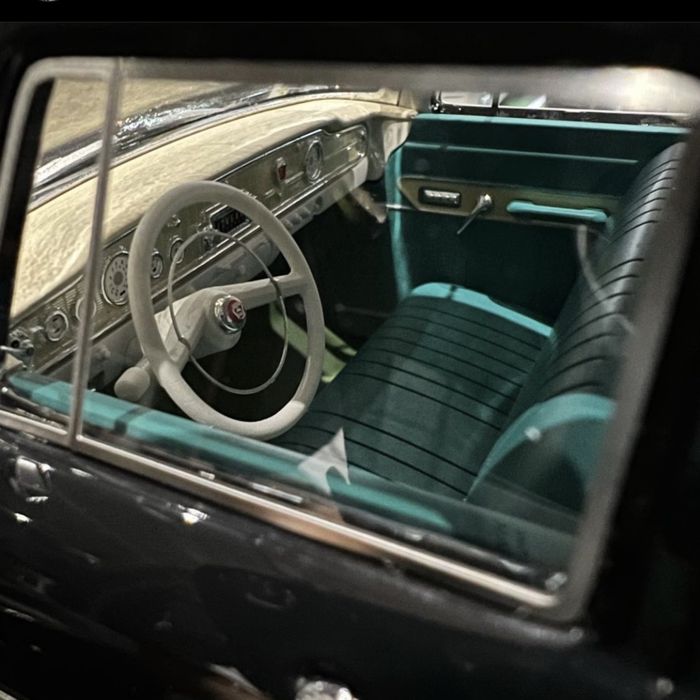 Чайка Газ 13 Model 1:18. Есть чёрный и белый