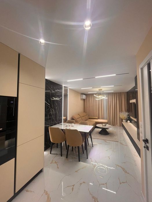 Дава се под наем Тристаен апартамент в Пловдив, Център - 103 кв.м за 918 € - Снимка #2