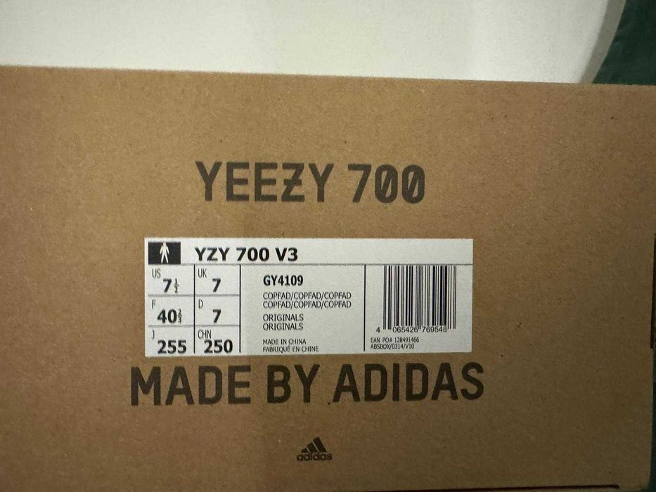 Vand Yeezy 700 v3