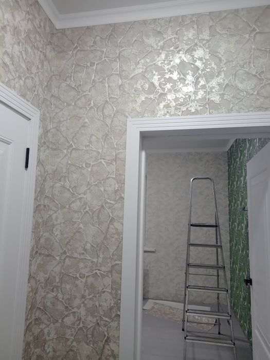 Профессионально клею обои.