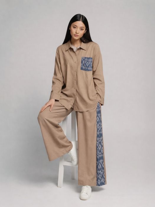 Женский костюм-двойка оверсайз с лампасами из штапеля с этно-принтом