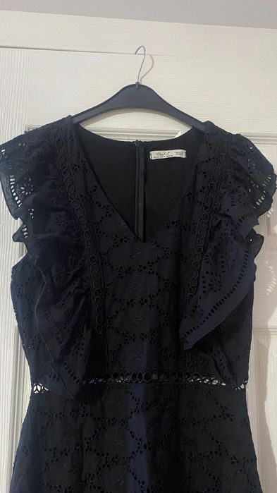 Къса черна рокля