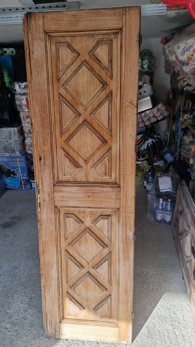 Uși din stejar masiv .